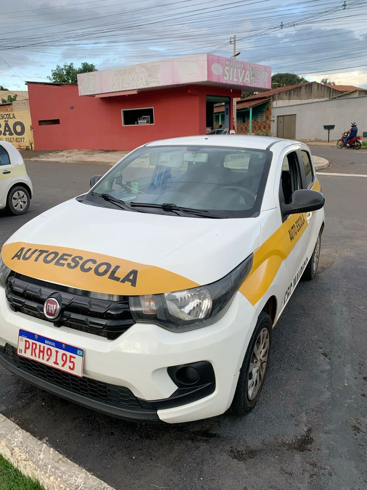 Carro de auto escola Fiat Mobi amarelo e branco